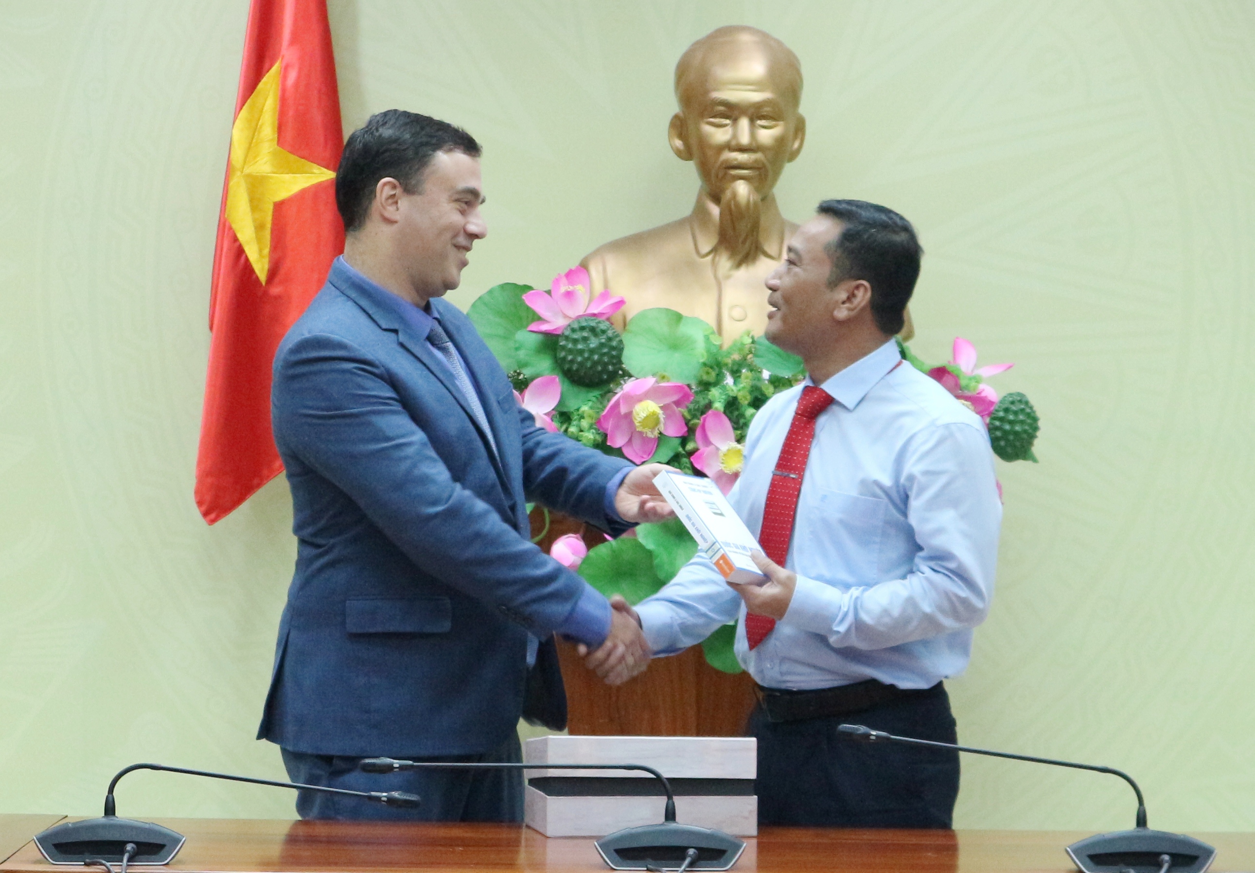 Đại sứ quán Israel chào xã giao và làm việc với UBND tỉnh Đắk Lắk